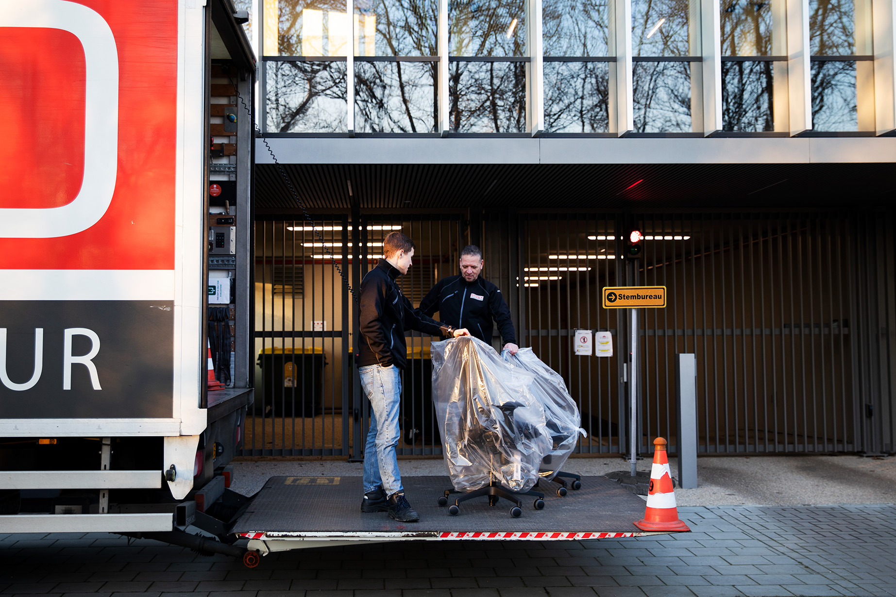 Meubilair stembureau huren