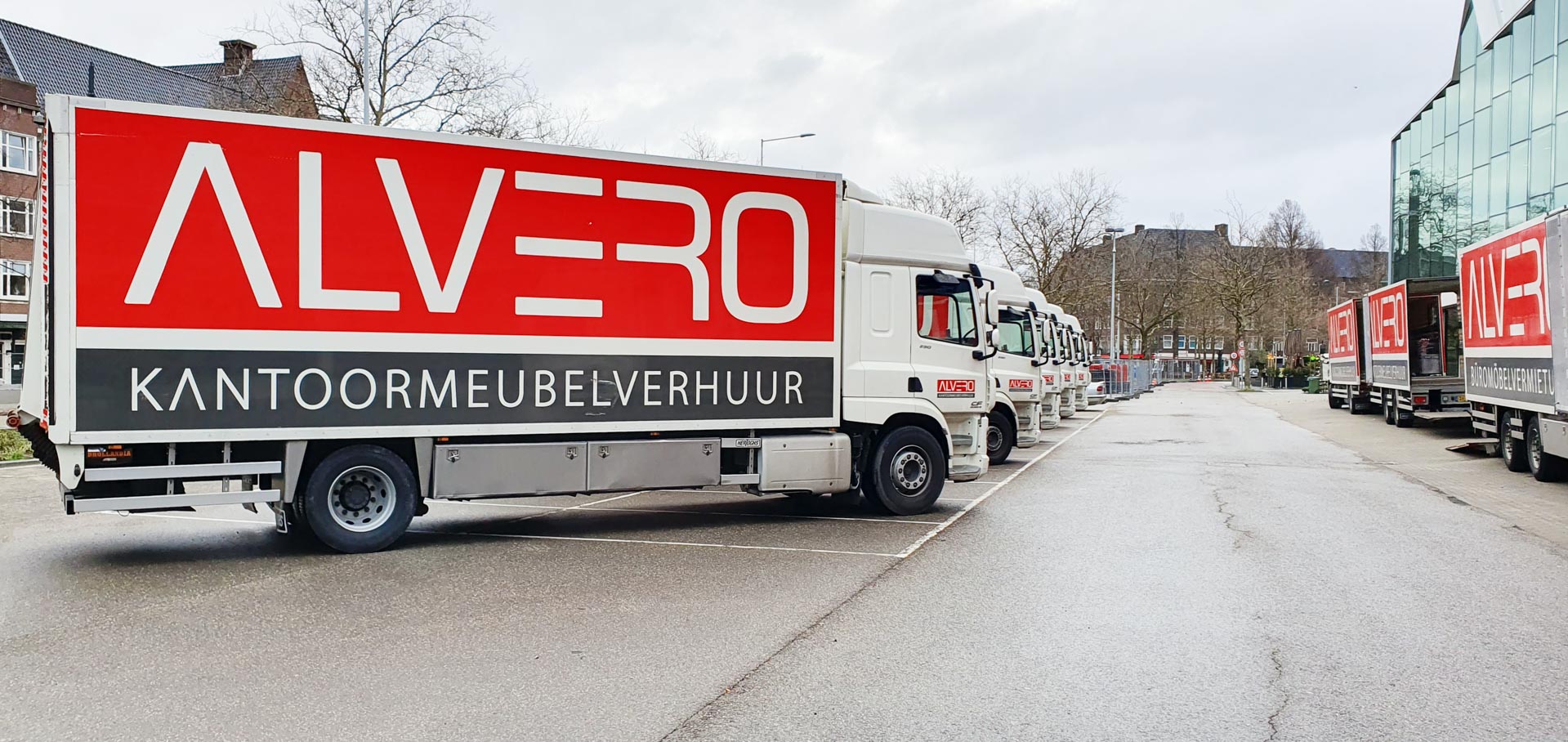 Alvero vrachtwagens die klaar staan om al het meubilair te lossen.